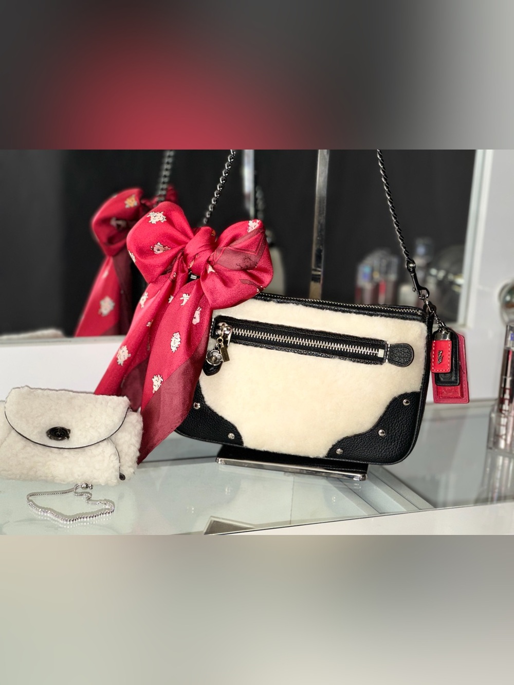 Coach Rhyder Pochette Black Pebble Leather Cream
Shearling Crossbody Bag